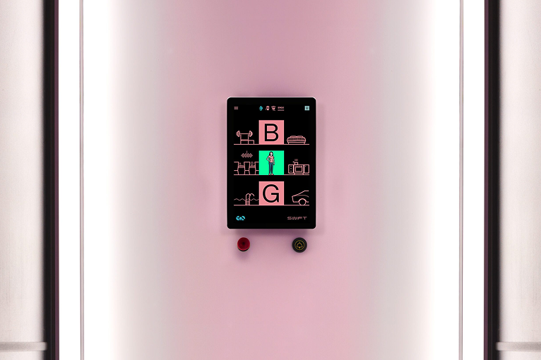 Een digitaal bedieningspaneel met pictogrammen en knoppen in een lift.