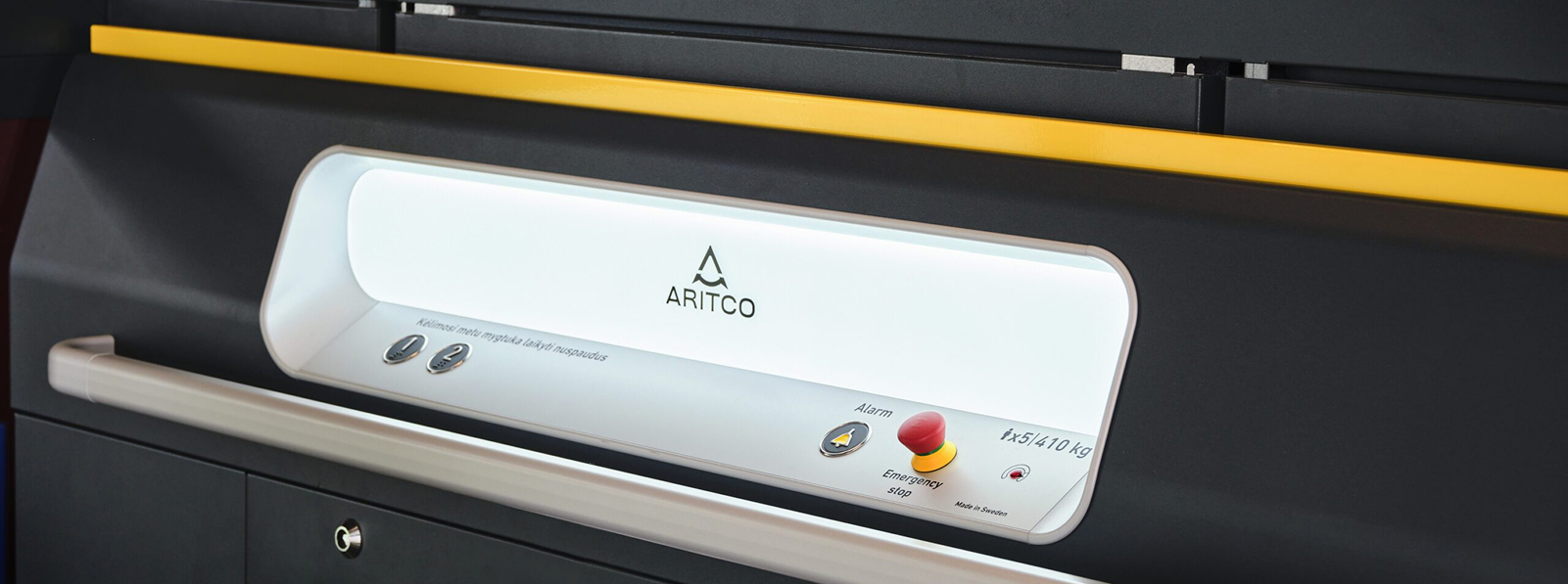 Bedieningseenheid met knoppen en alarmsignalen van een Aritco-lift.